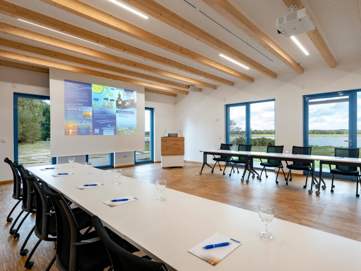 Lichtdurchfluteter Tagungsraum im Naturschutz- und Bildungszentrum Alfsee mit Panoramablick
